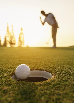estilo-de-vida-divertido-pelota-de-golf-entrando-en-el-hoyo