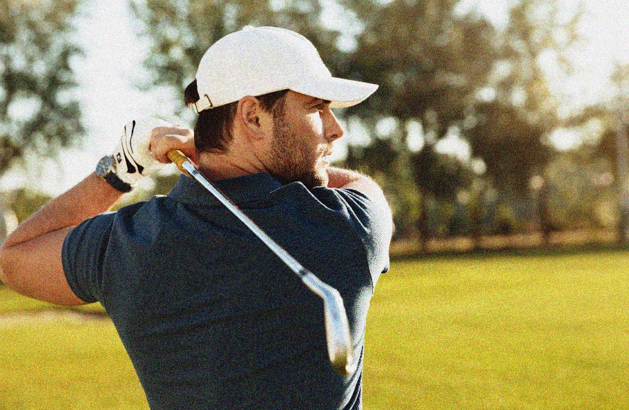 joven-concentrad-jugando-al-golf